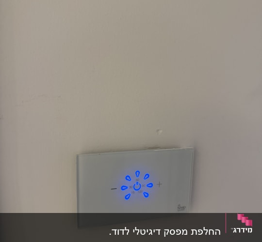 מתג חכם עם תאורה כחולה על קיר